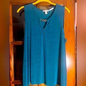 Wrinkle Free Tank with Metal Keyhole Accent